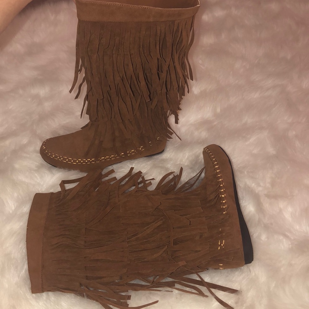 Brown moccasin fringe boots